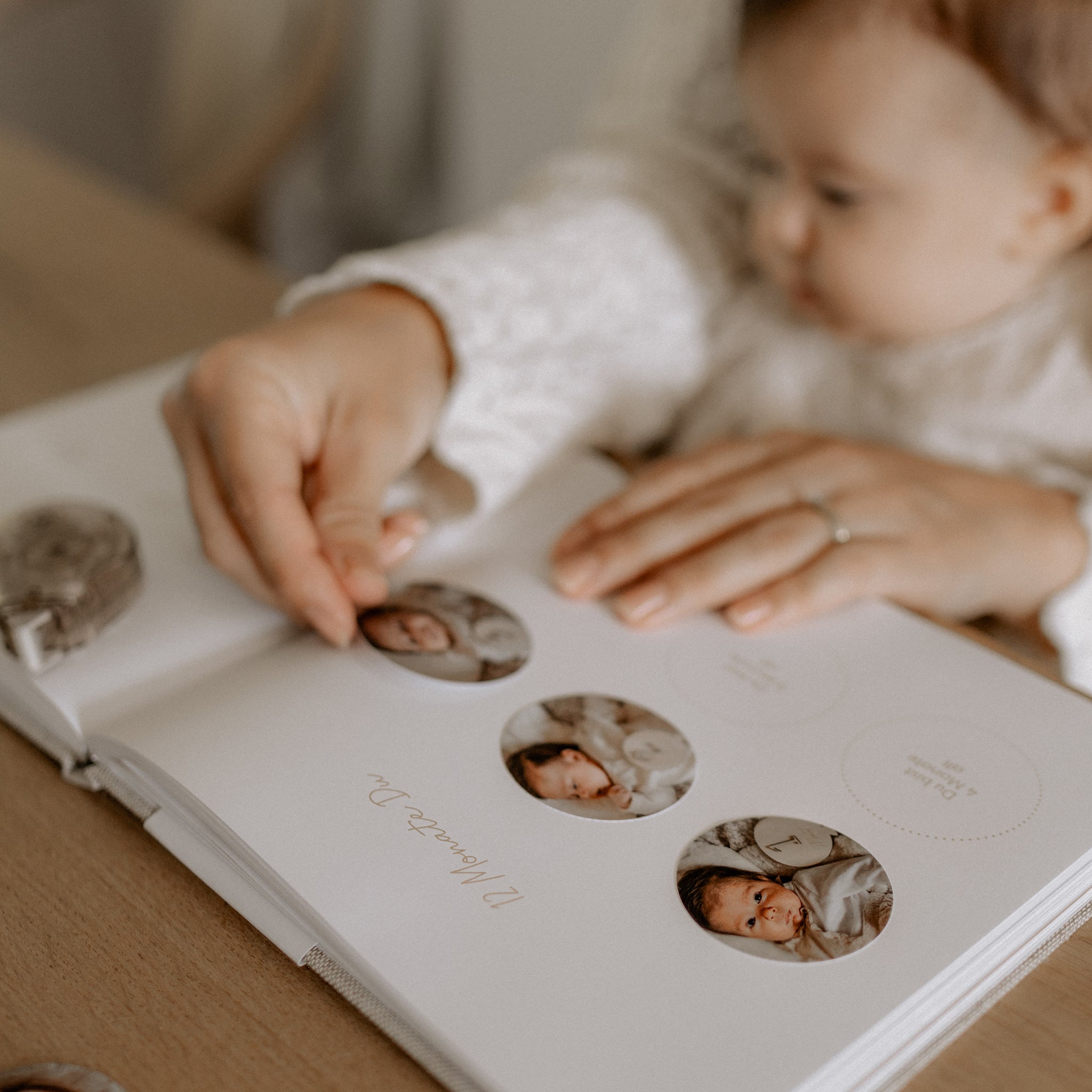 Drei runde Fotos werden in das Babybuch dein kleines Leben eingeklebt