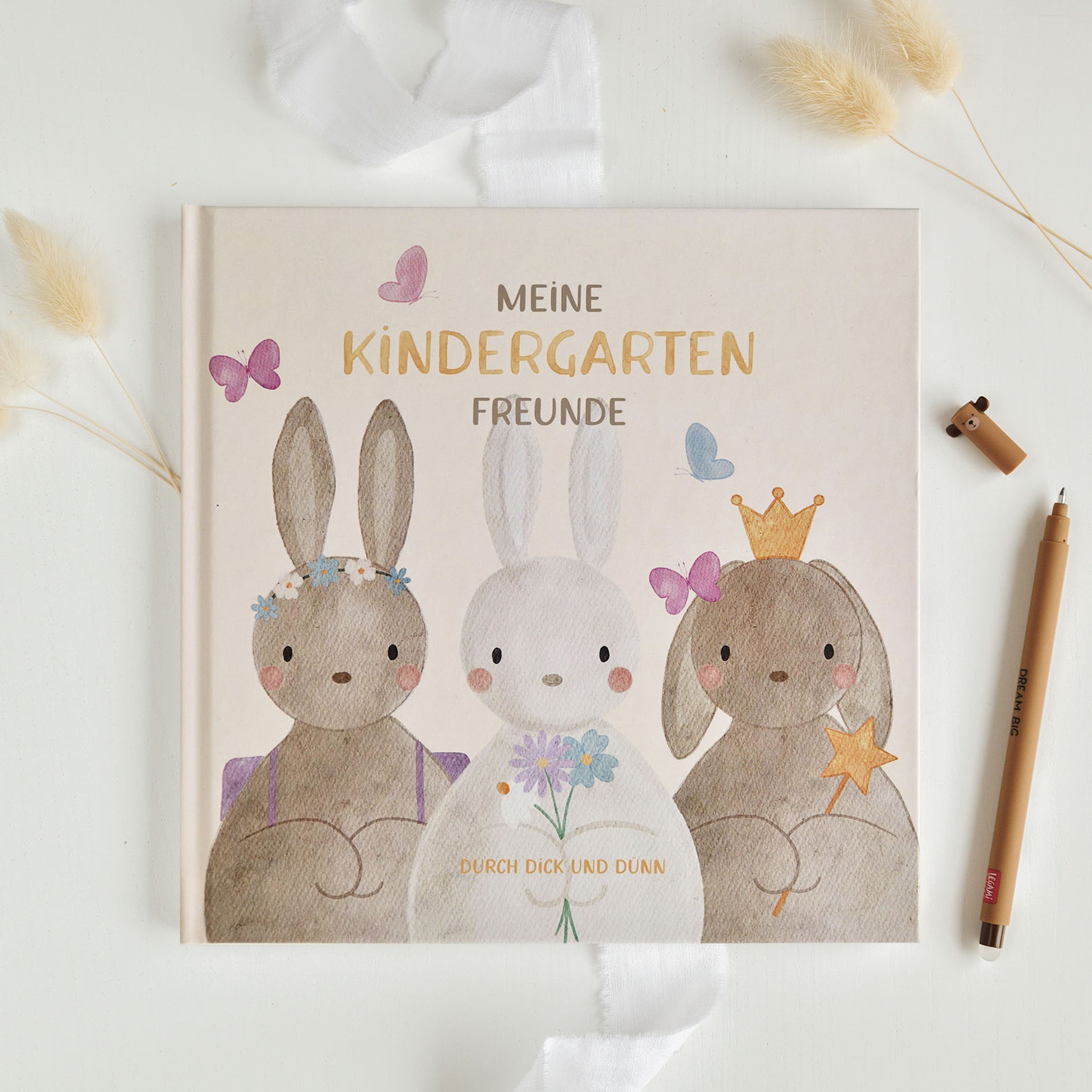 Freundebuch für Kindergartenkinder mit drei Hasen in Aquarelloptik gezeichnet. Das Buch trägt den Titel Meine Kindergarten Freunde und hat ein quadratisches Format