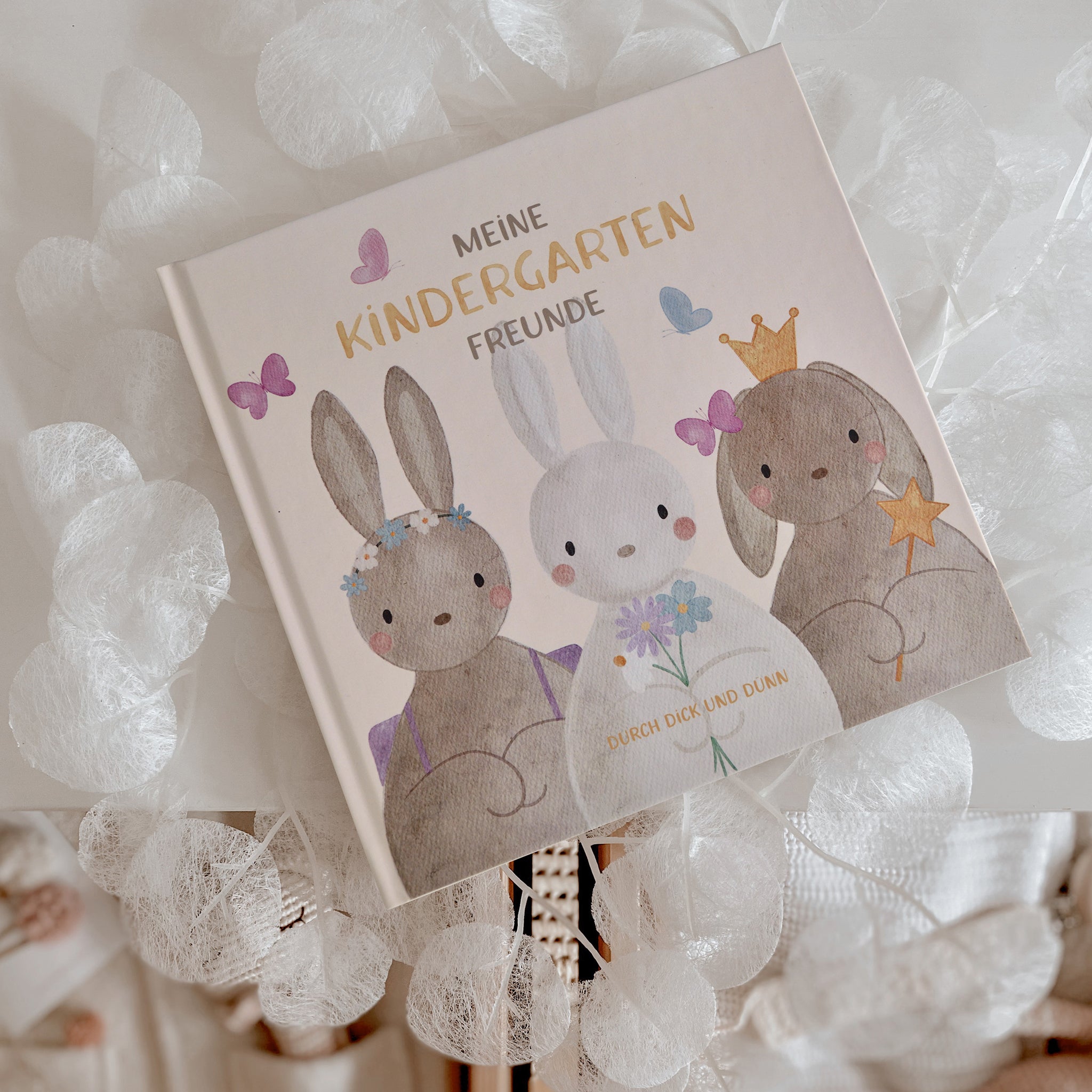 Freundebuch für Kindergartenkinder mit drei Hasen in Aquarelloptik gezeichnet. Das Buch trägt den Titel Meine Kindergarten Freunde und hat ein quadratisches Format und ich schlicht und kindgerecht gestaltet