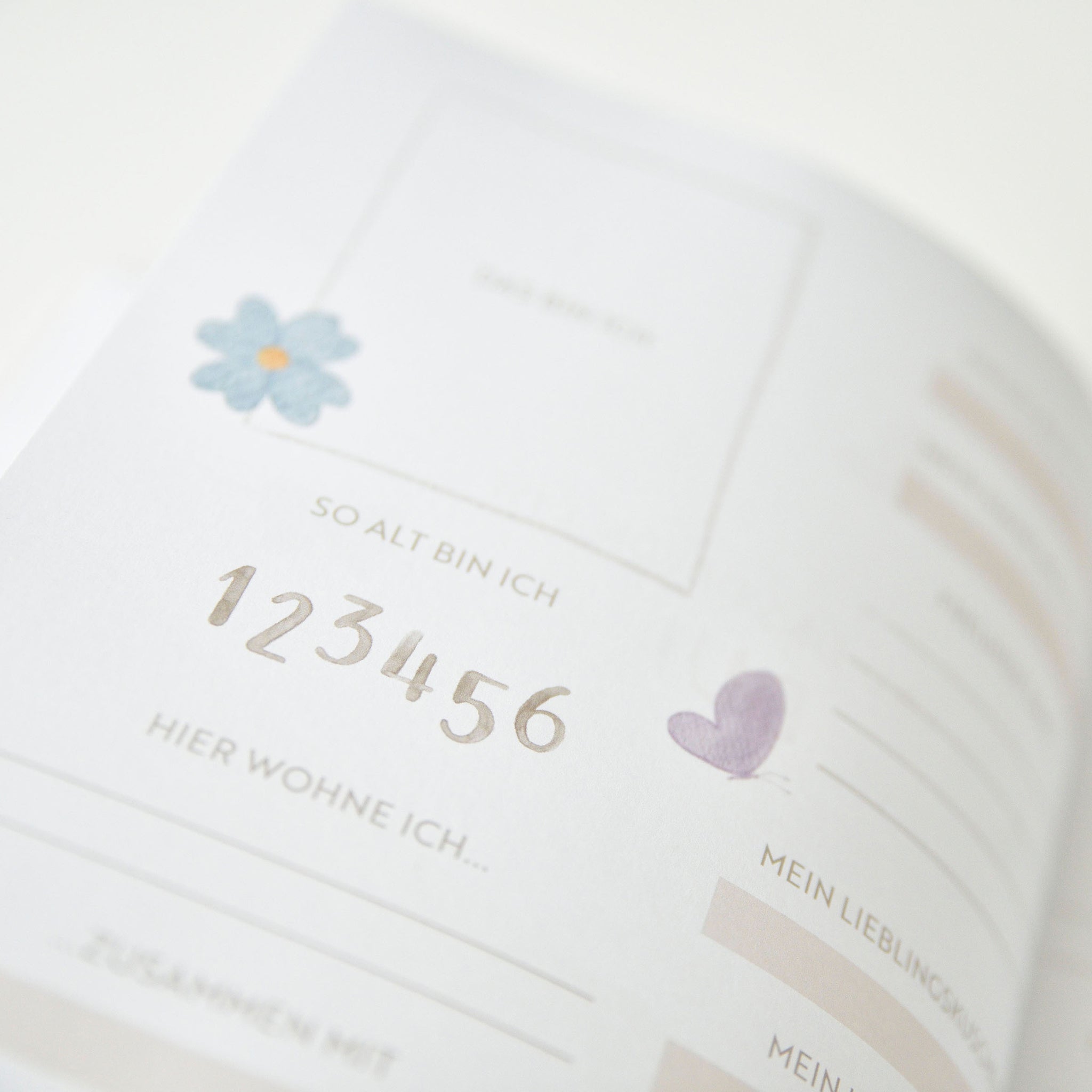 Inhaltsseite des Freundebuches für Kindergartenkinder mit drei Hasen in Aquarelloptik gezeichnet. Das Buch trägt den Titel Meine Kindergarten Freunde und hat ein quadratisches Format und ich schlicht und kindgerecht gestaltet