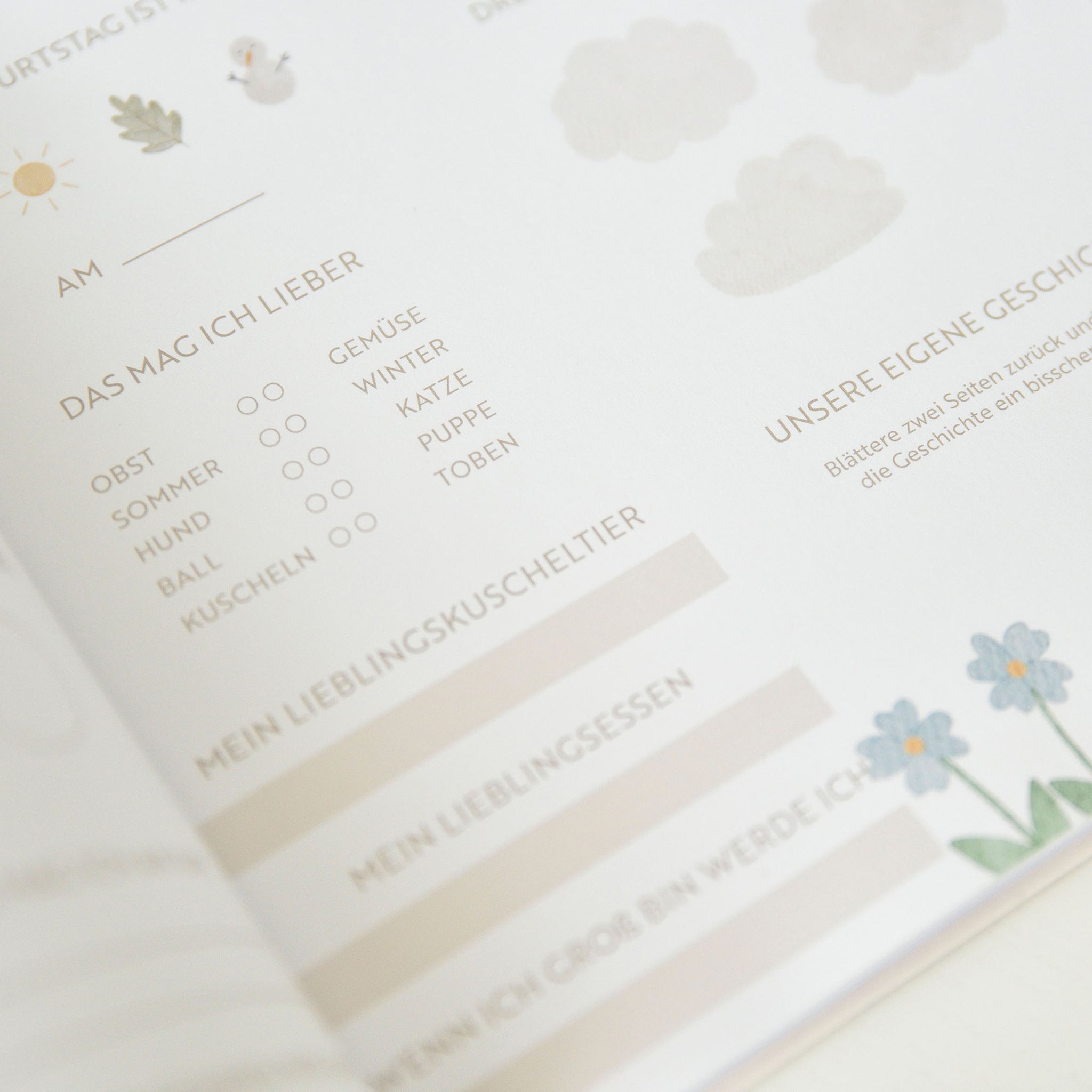 Inhaltsseite des Freundebuches für Kindergartenkinder mit drei Hasen in Aquarelloptik gezeichnet. Das Buch trägt den Titel Meine Kindergarten Freunde und hat ein quadratisches Format und ich schlicht und kindgerecht gestaltet